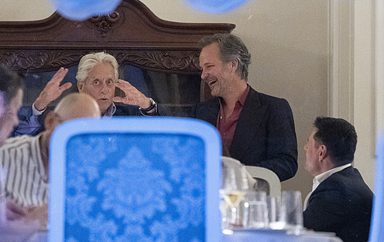 Douglas a Sarsgaard  veer plný charismatu, historek a filmových spojení.