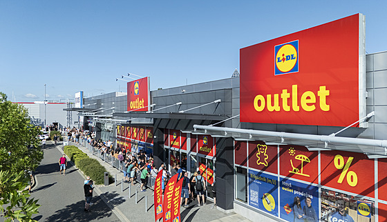 Takto vypadaly fronty ped outletem Lidl v pondlí