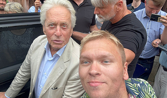Kluk s kamením a Michael Douglas