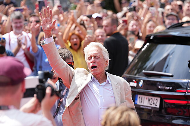 Michael Douglas vystupuje z festivalovho vozu