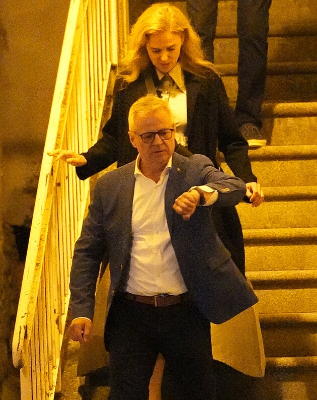Petr Kol a Svtlana Witowsk  on sledoval hodinky, ona sledovala kad schod.