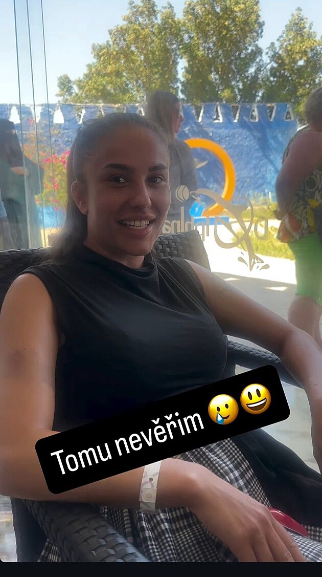 Lid si zaali vmat, e m opt po tle modiny.