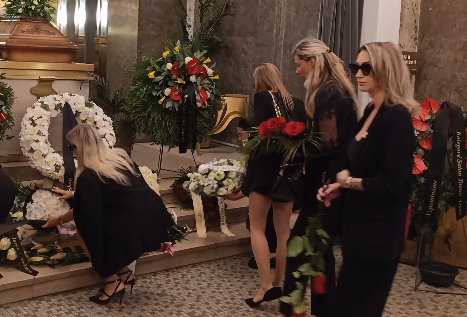 Dominika Mesarošová na pohřbu Jakuba Zábranského