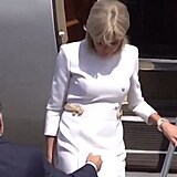 Emmanuel Macron marn nabz ruku sv manelce.