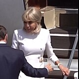 Emmanuel Macron marn nabz ruku sv manelce.