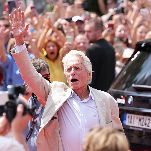 Michael Douglas vystupuje z festivalovho vozu
