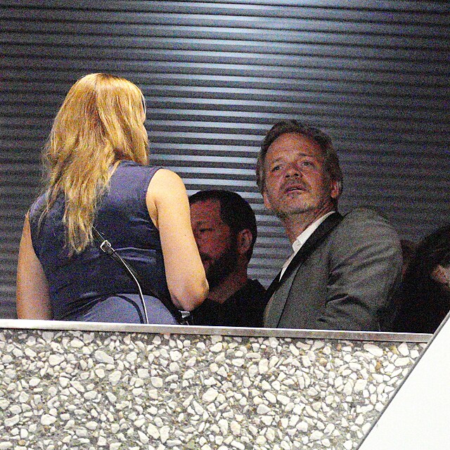 Peter Sarsgaard na balkon hotelu Thermal