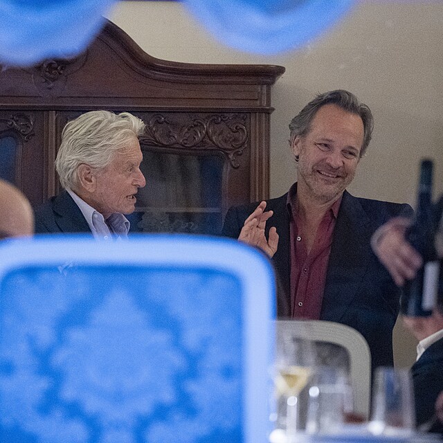 Michael Douglas a Peter Sarsgaard se vborn bavili u slavnostn veee v Grandhotelu Pupp.