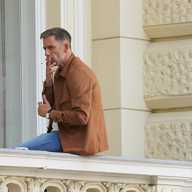Janek Bartoka sed na mse hotelu Pupp, pesn tam, kde lta stl jeho otec...