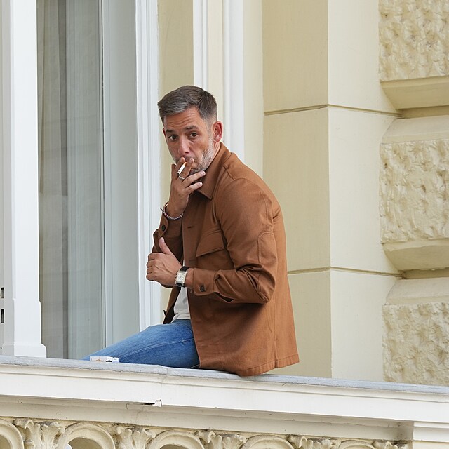 Janek Barto�ka sed� na ��mse hotelu Pupp, p�esn� tam, kde l�ta st�l jeho otec Ji�� Barto�ka. S cigaretou, v tichu, s�m.