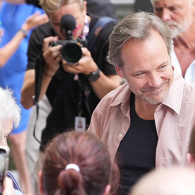 Sarsgaard mezi lidmi. Pirozen, usmvav, vdn  i s jet lagem zvld festivalov chaos s grci.