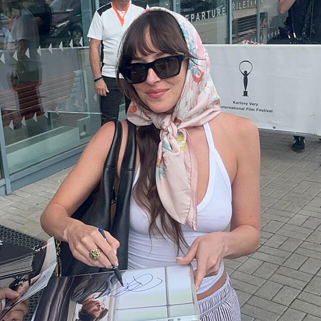 Dakota Johnson pistla ve Varech.