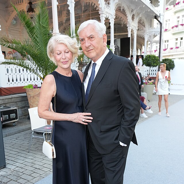 Miroslav Donutil s manelkou