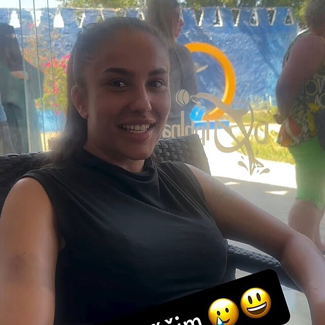 Lid si zaali vmat, e m opt po tle modiny.