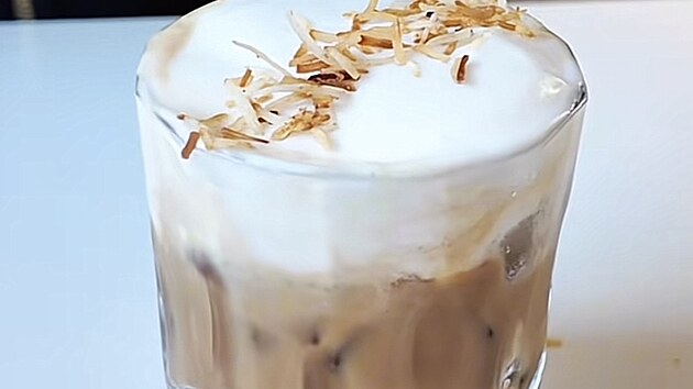 Trendy drinky pro lto 2025 maj spolenho jmenovatele  pnu. Gen Z se zamilovala do studen pny na kv, ajov matcha pny i pivn cremy, kter dlaj z obyejnho pit mal obad.