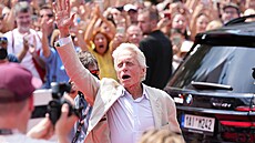 Michael Douglas vystupuje z festivalového vozu