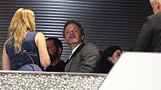 Peter Sarsgaard na balkon hotelu Thermal.