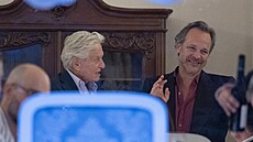 Michael Douglas a Peter Sarsgaard se výborn bavili u slavnostní veee v...