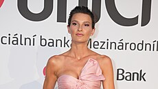 Nikol �vantnerová.
