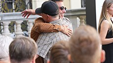 Pevné obejmutí. Lidé z týmu festivalu vítají Janka zpátky na známé p�d�.