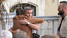 Pevné obejmutí. Lidé z týmu festivalu vítají Janka zpátky na známé p�d�.