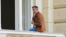 Janek Barto�ka sedí na �ímse hotelu Pupp, p�esn� tam, kde léta stál jeho otec...