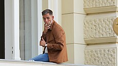 Janek Barto�ka sedí na �ímse hotelu Pupp, p�esn� tam, kde léta stál jeho otec...