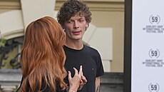 Hanka vysvtluje, Petr naslouchá. Sympatická dvojka si u Puppu rozhodn mla co...