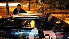 Jaromír Jágr nastupuje do taxíku.
