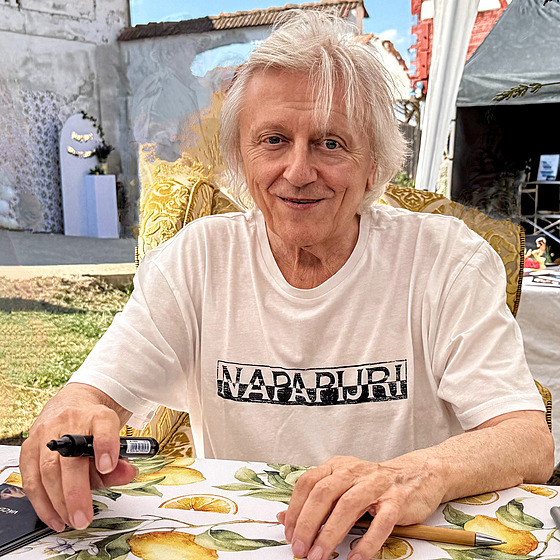 Autogramiáda na plné obrátky. Necká podepisoval, rozdával úsmvy a bavil...