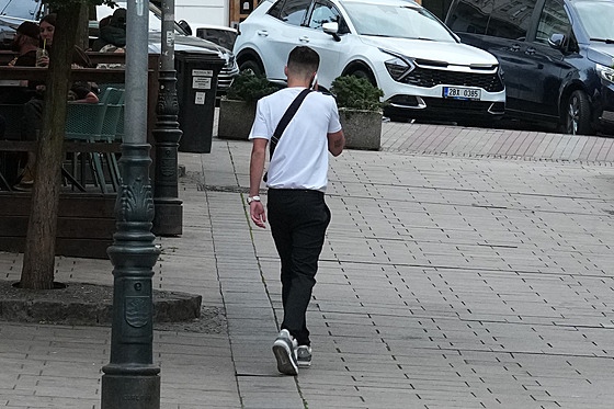 Damian Drahokoupil utíká ped fotografy.