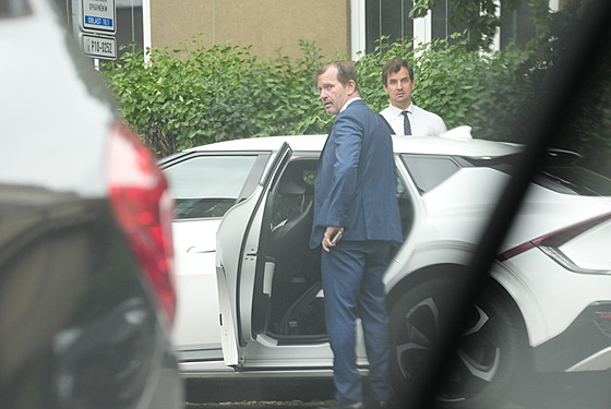 Jaromír Soukup u svého vozu s právníkem.