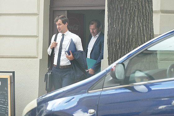 Jaromír Soukup se svým právníkem opoutí kavárnu, která se nachází nedaleko od...