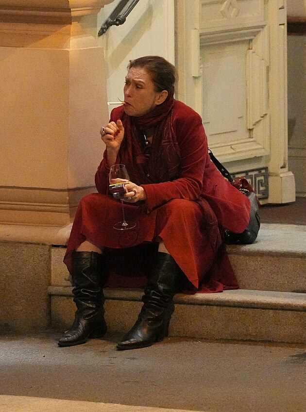 Cigaretka a vno na schodech. Na schodech je dobe.