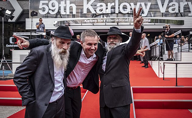 Brati Klikovi a reisr Miro Remo na ervenm koberci ped premirou...