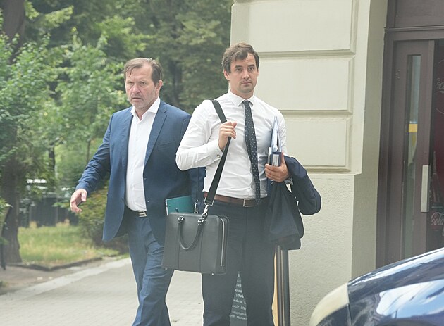 Jarom�r Soukup se sv�m pr�vn�kem opou�t� kav�rnu, kter� se nach�z� nedaleko od...