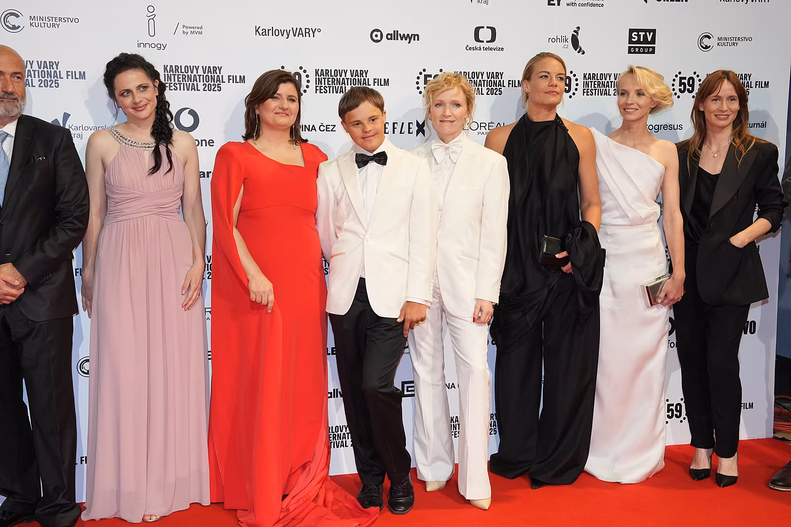 Delegace filmu Karavan na červeném koberci. Styl, který držel linii i charakter.
