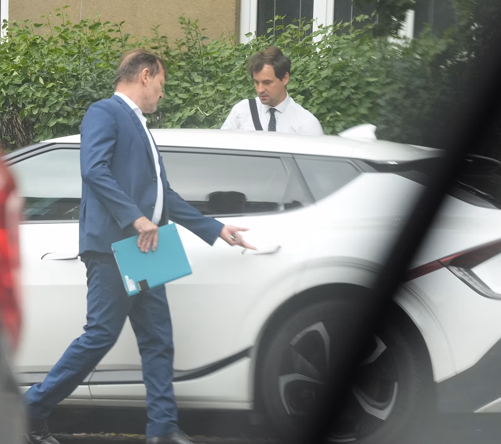 Jaromír Soukup u svého vozu s právníkem.