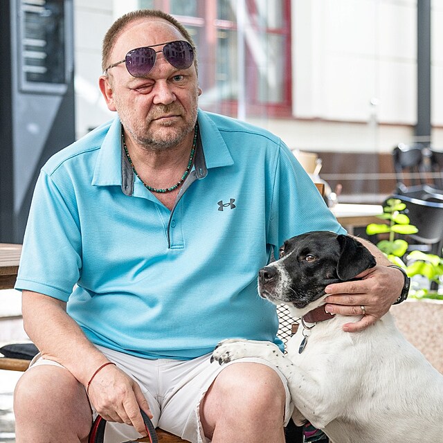 Na prochzce se svm psem. Petr se i pes tragdii nevzdv a u se t s tkm zrakovm handicapem.