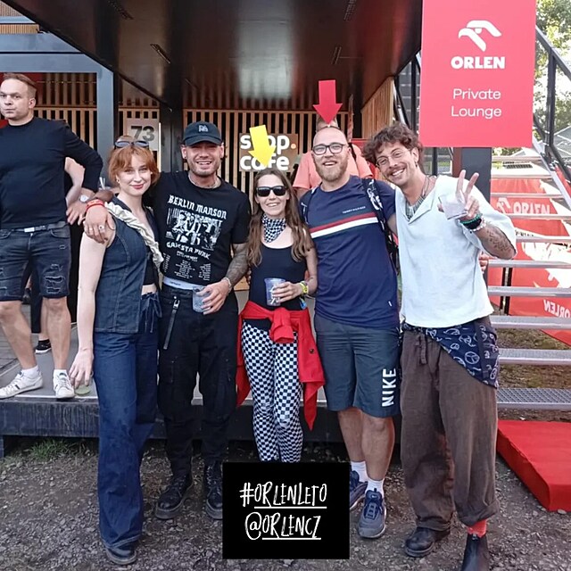 Survivor na Colours: Dang, Halouzkov a Pavli paili s prkem v ruce. A peili.