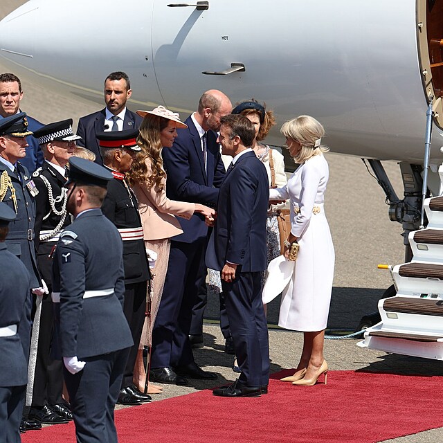 Emmanuel Macron a jeho ena Brigitte vystupuj z letadla.