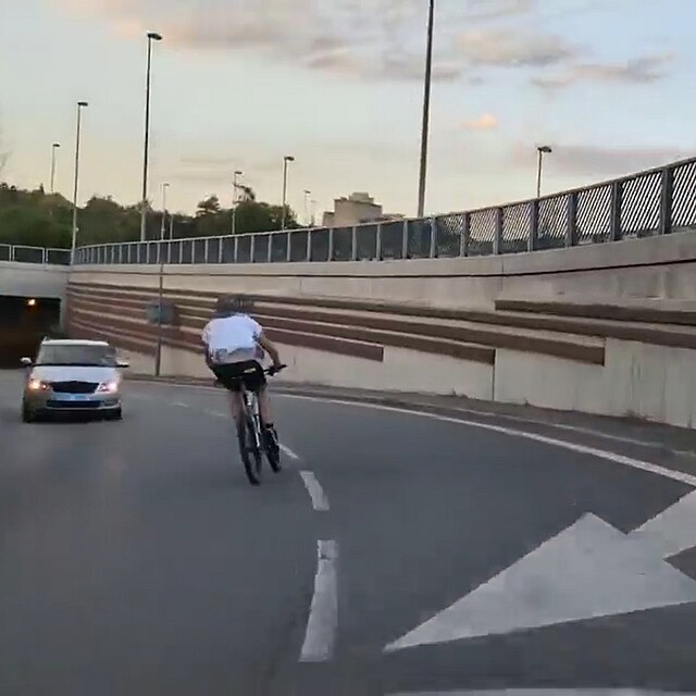 Policist pronsledovali zfetovanho cyklistu.