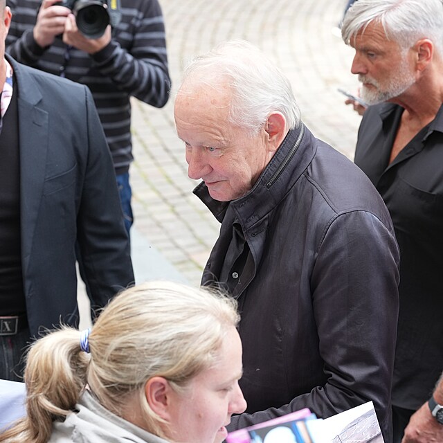 Stellan Skarsgard je ve Varech i s manelkou.