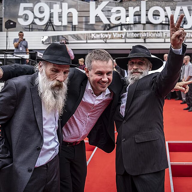 Brati Klikovi a reisr Miro Remo na ervenm koberci ped premirou dokumentu Radji zelet v divoin (10. ervence 2025)