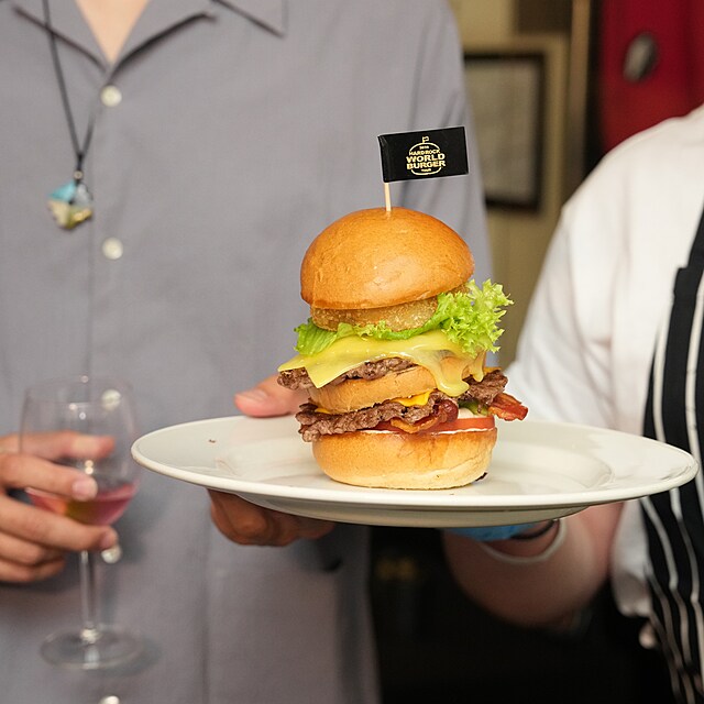 Jakub Kohk si sestavil svj burger.