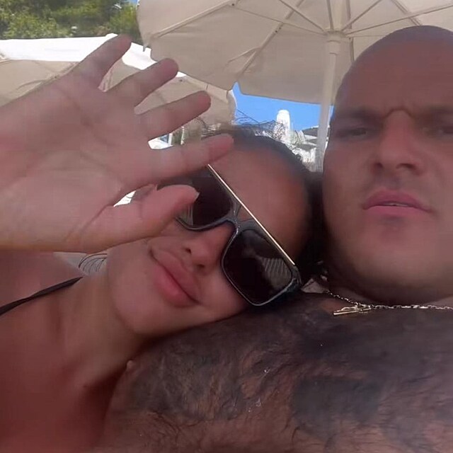 Chris se opt tiskne k pteli Martinovi.