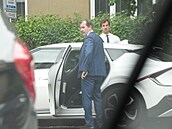 Jaromír Soukup u svého vozu s právníkem.