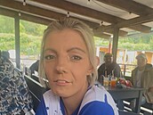 Shopaholic Adel bydlí v kempu. Bere léky na psychiku, je ráda, �e není t�hotná