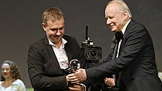 Miro Remo pebírá cenu za film Radji zeílet v divoin z rukou Stellana...