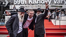 Brati Kliíkovi a reisér Miro Remo na erveném koberci ped premiérou...